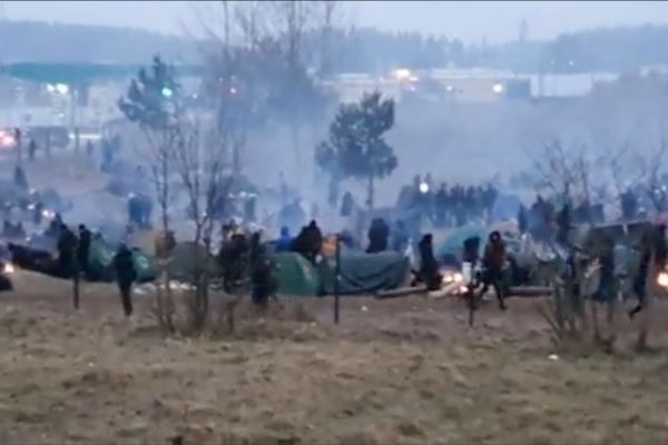 Беженцы в лагере «Брузги» устроили митинг, требуя пустить их в ЕС 
