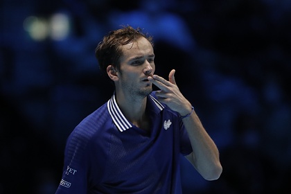 Медведев выиграл третий матч подряд на Итоговом турнире ATP