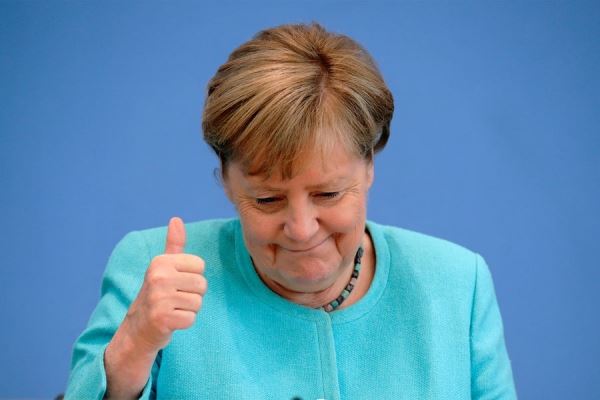 Меркель проводят с должности канцлера Германии под панк-рок 