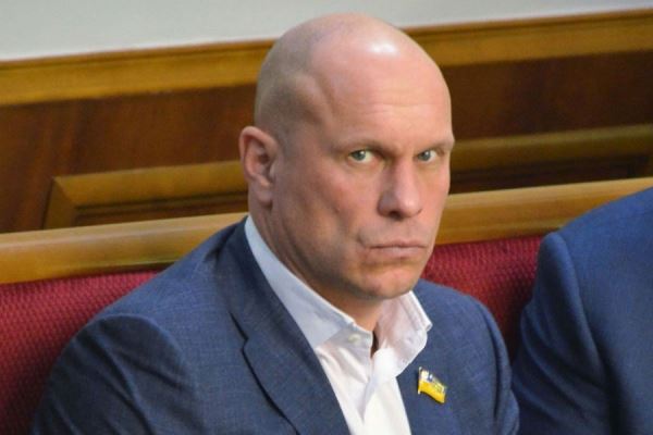 Поздравившего Путина украинского депутата лишили права на наградное оружие 