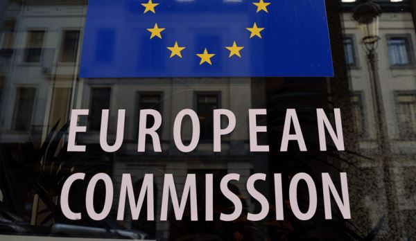 Еврокомиссия: нужно вводить новые ограничения для борьбы с «омикроном»