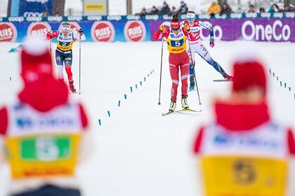 Россиянки выиграли золото в эстафете на Кубке мира по лыжным гонкам