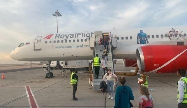 Туристы из Екатеринбурга задержались в Египте на сутки из-за переноса рейса Royal Flight